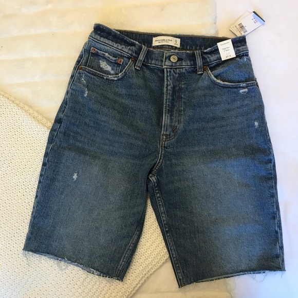 Abercrombie & Fitch High rise 9” denim shorts. - Picture 2 of 4